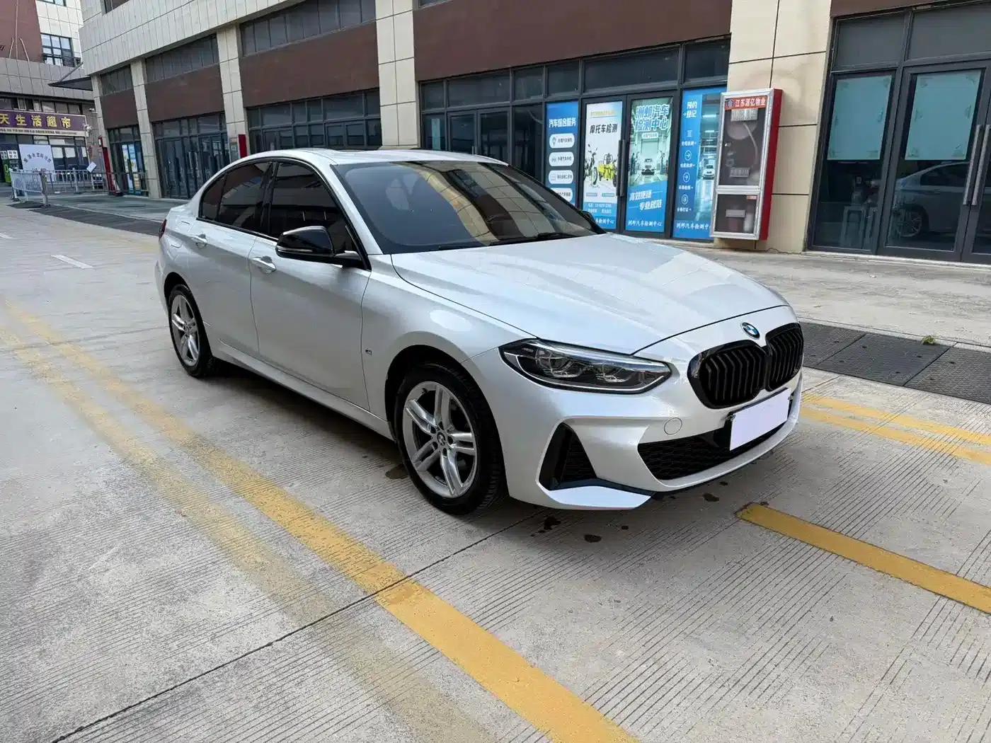 2022 BMW 1 Series 120i M Sport Shadow Edition — миниатюра 3