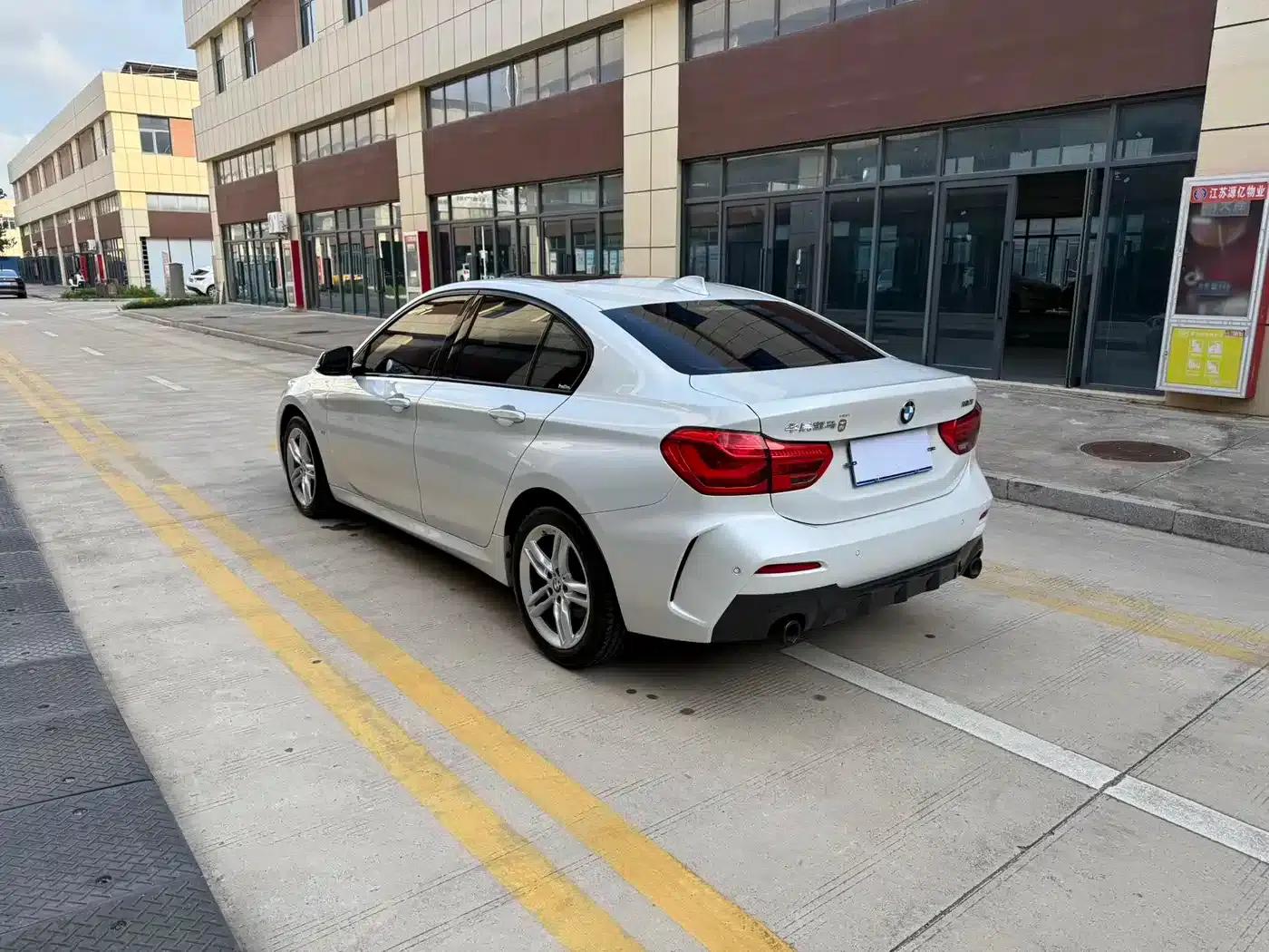 2022 BMW 1 Series 120i M Sport Shadow Edition — миниатюра 7