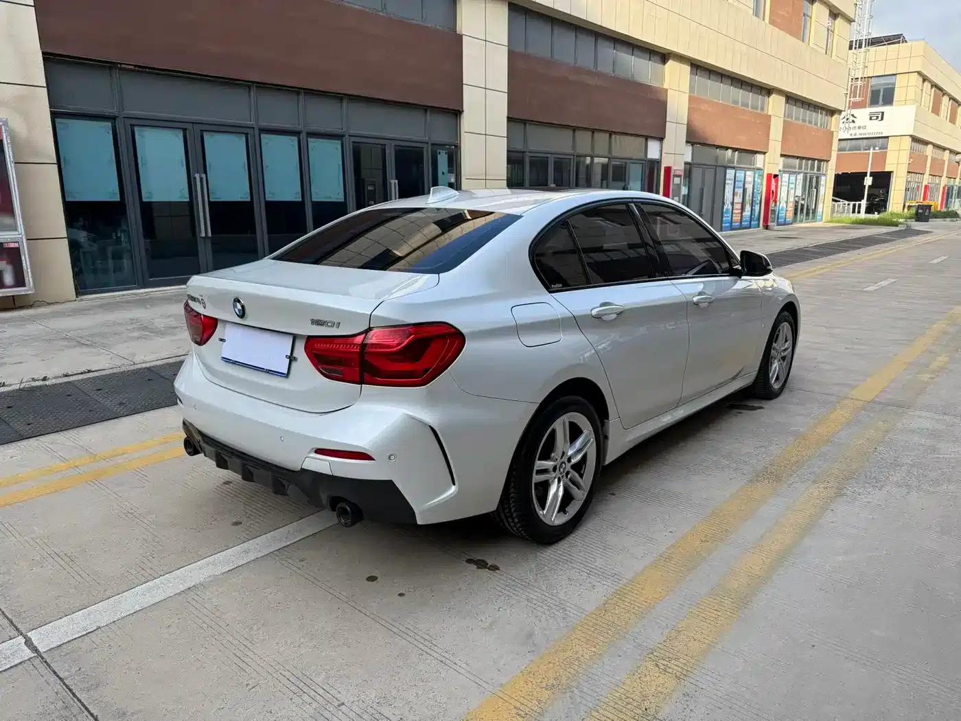 2022 BMW 1 Series 120i M Sport Shadow Edition — миниатюра 9