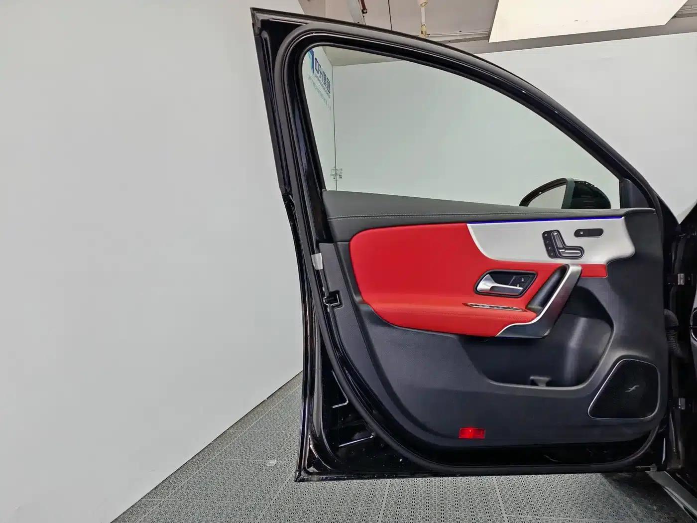 Imported 2025 Mercedes-Benz A-Class AMG A 35 4MATIC — миниатюра 13