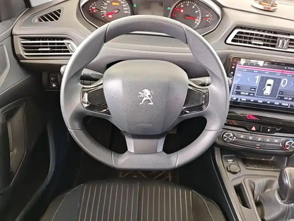 Peugeot 308 2016 1.6L Manual Fashion Edition — миниатюра 11