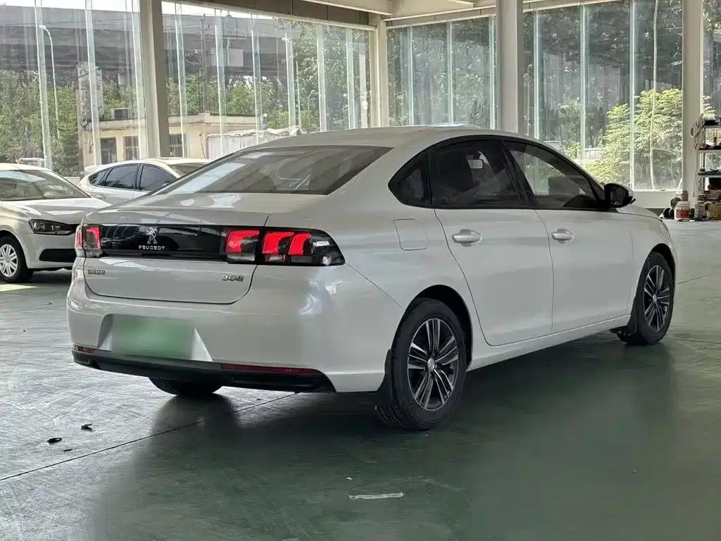 Peugeot 308 2016 1.6L Manual Fashion Edition — миниатюра 7