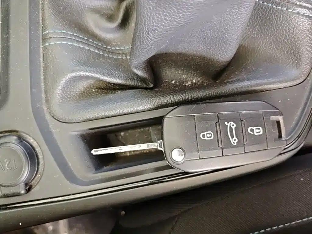 Peugeot 308 2016 1.6L Manual Fashion Edition — миниатюра 9