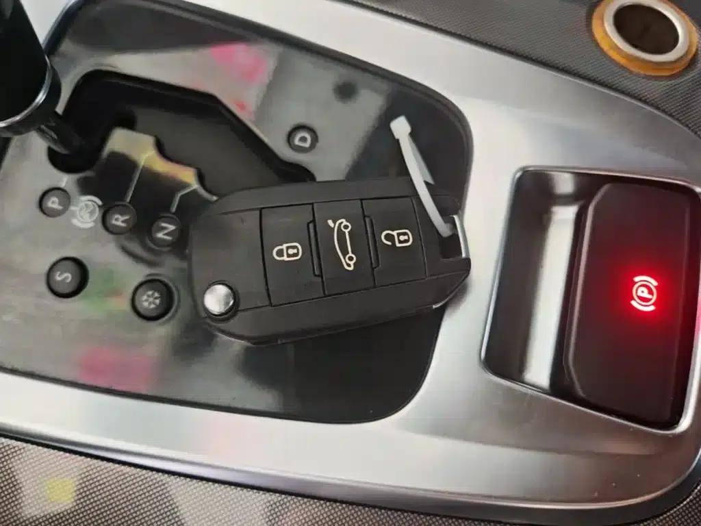 Peugeot 3008 2016 2.0L Automatic Classic Edition — миниатюра 9
