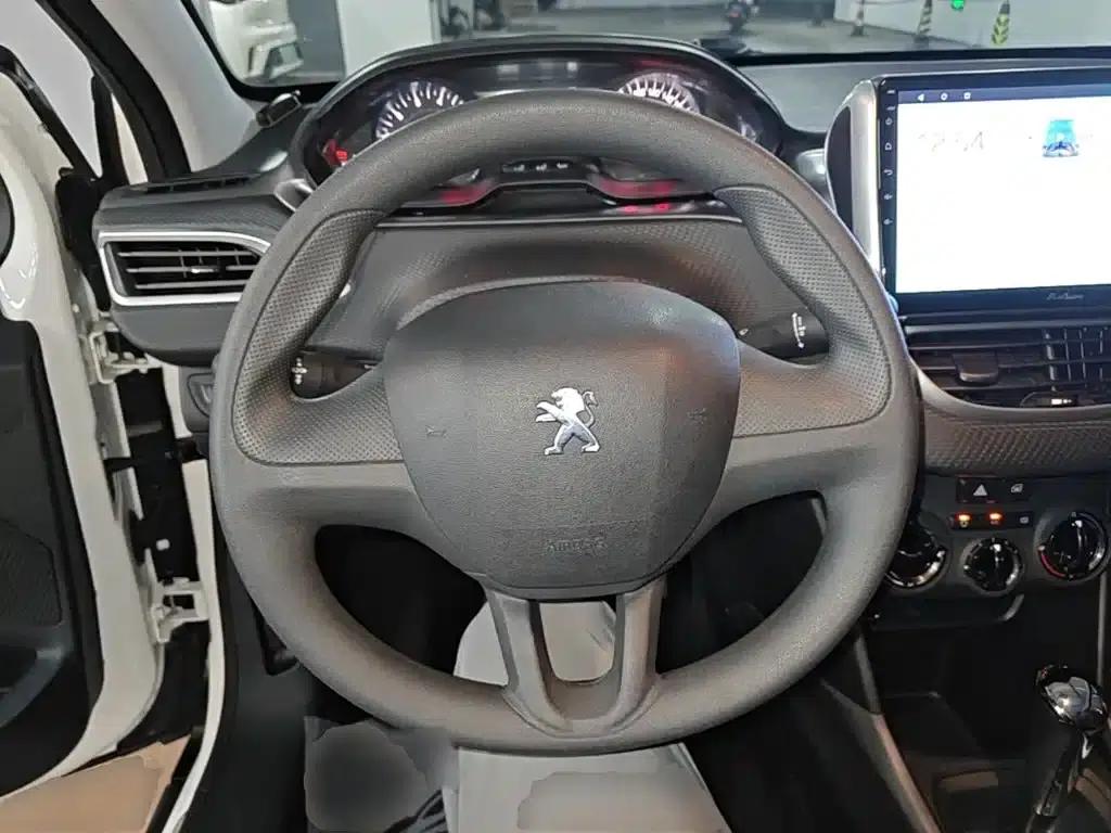 Peugeot 2008 2014 Model 1.6L Automatic Trend Edition — миниатюра 11