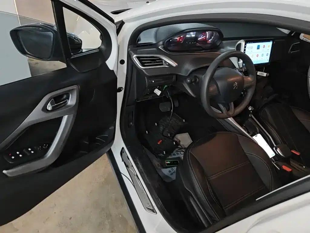 Peugeot 2008 2014 Model 1.6L Automatic Trend Edition — миниатюра 16