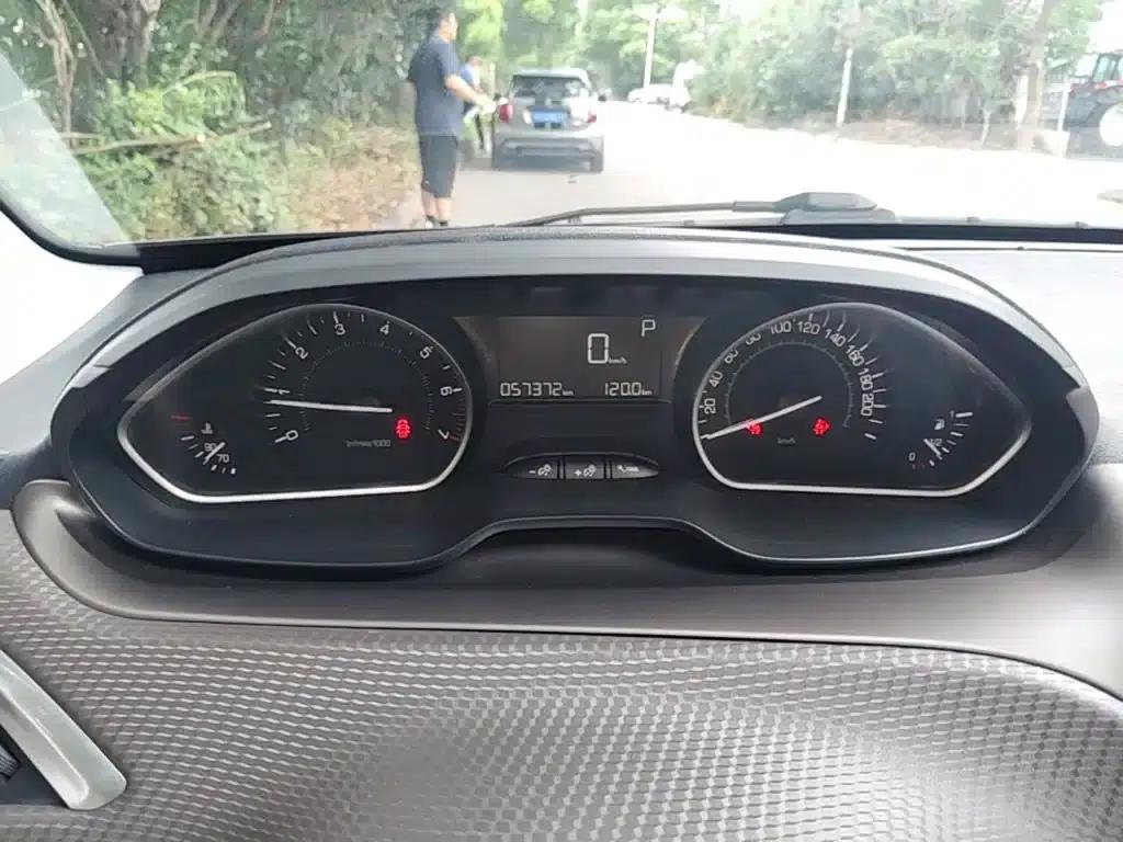 Peugeot 2008 2014 Model 1.6L Automatic Fashion Edition — миниатюра 12