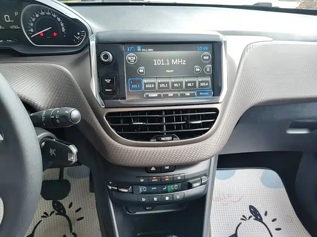 Peugeot 2008 2014 Model 1.6L Automatic Fashion Edition — миниатюра 13