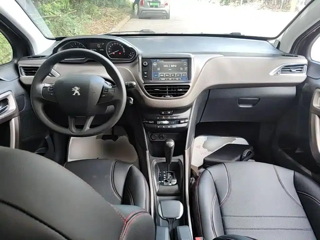 Peugeot 2008 2014 Model 1.6L Automatic Fashion Edition — миниатюра 10