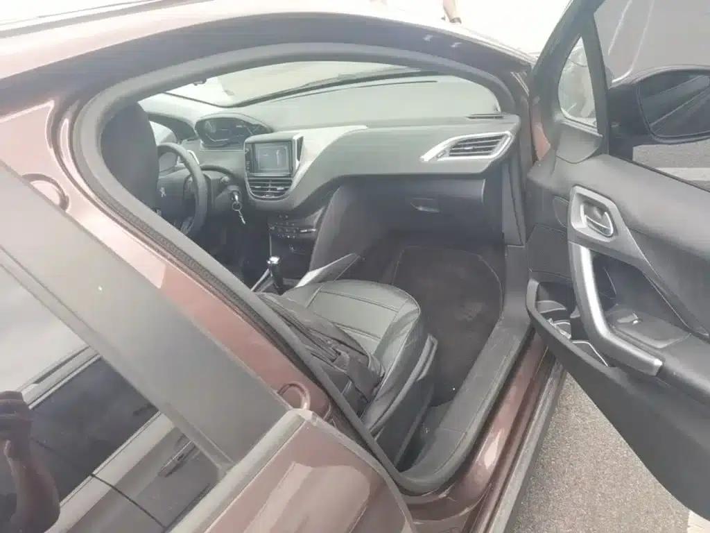 Peugeot 2008 2014 Model 1.6L Automatic Fashion Edition — миниатюра 11