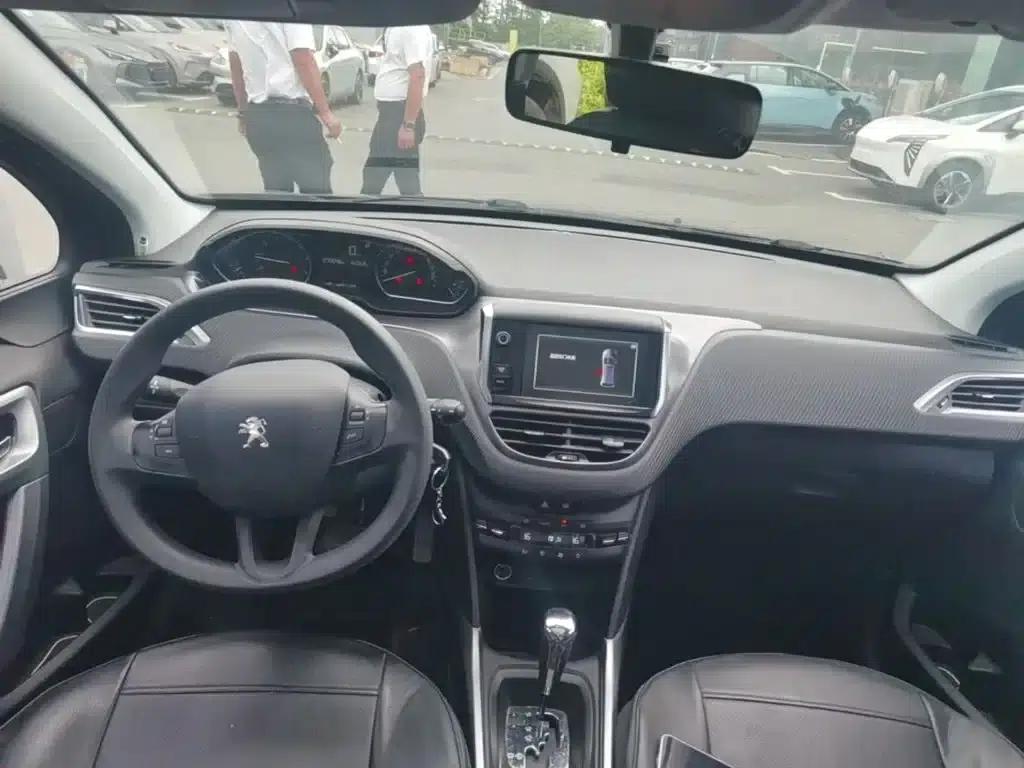 Peugeot 2008 2014 Model 1.6L Automatic Fashion Edition — миниатюра 16