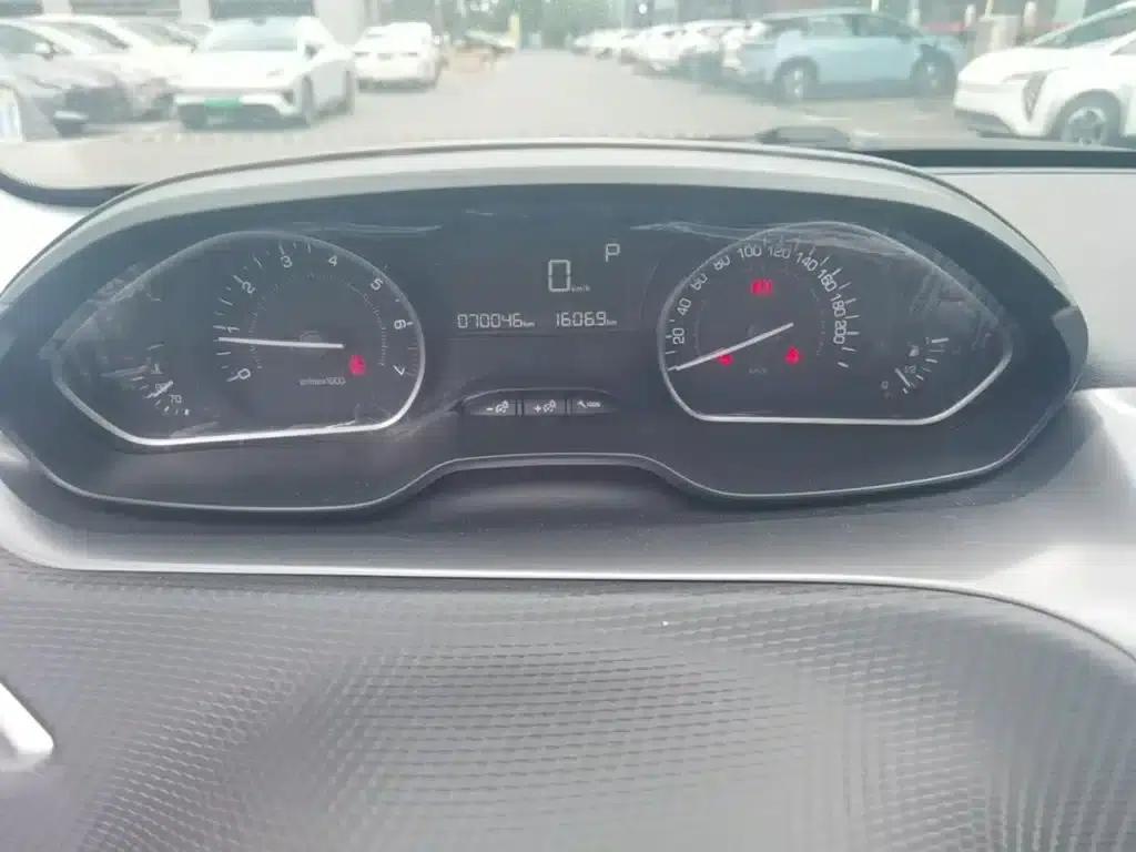 Peugeot 2008 2014 Model 1.6L Automatic Fashion Edition — миниатюра 18