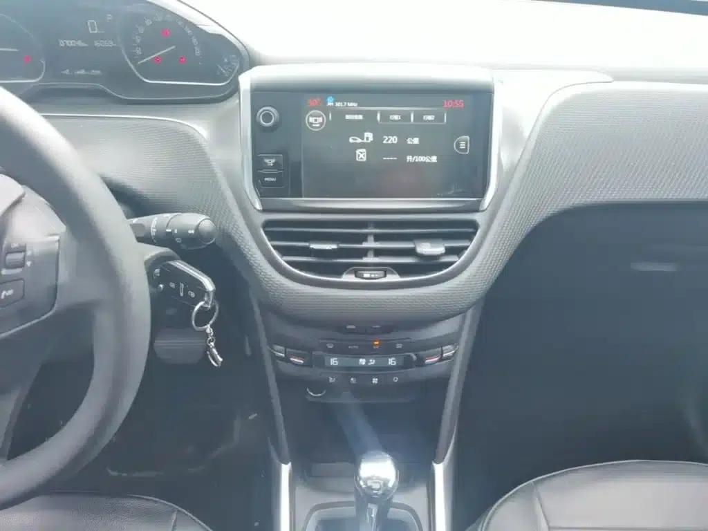 Peugeot 2008 2014 Model 1.6L Automatic Fashion Edition — миниатюра 20