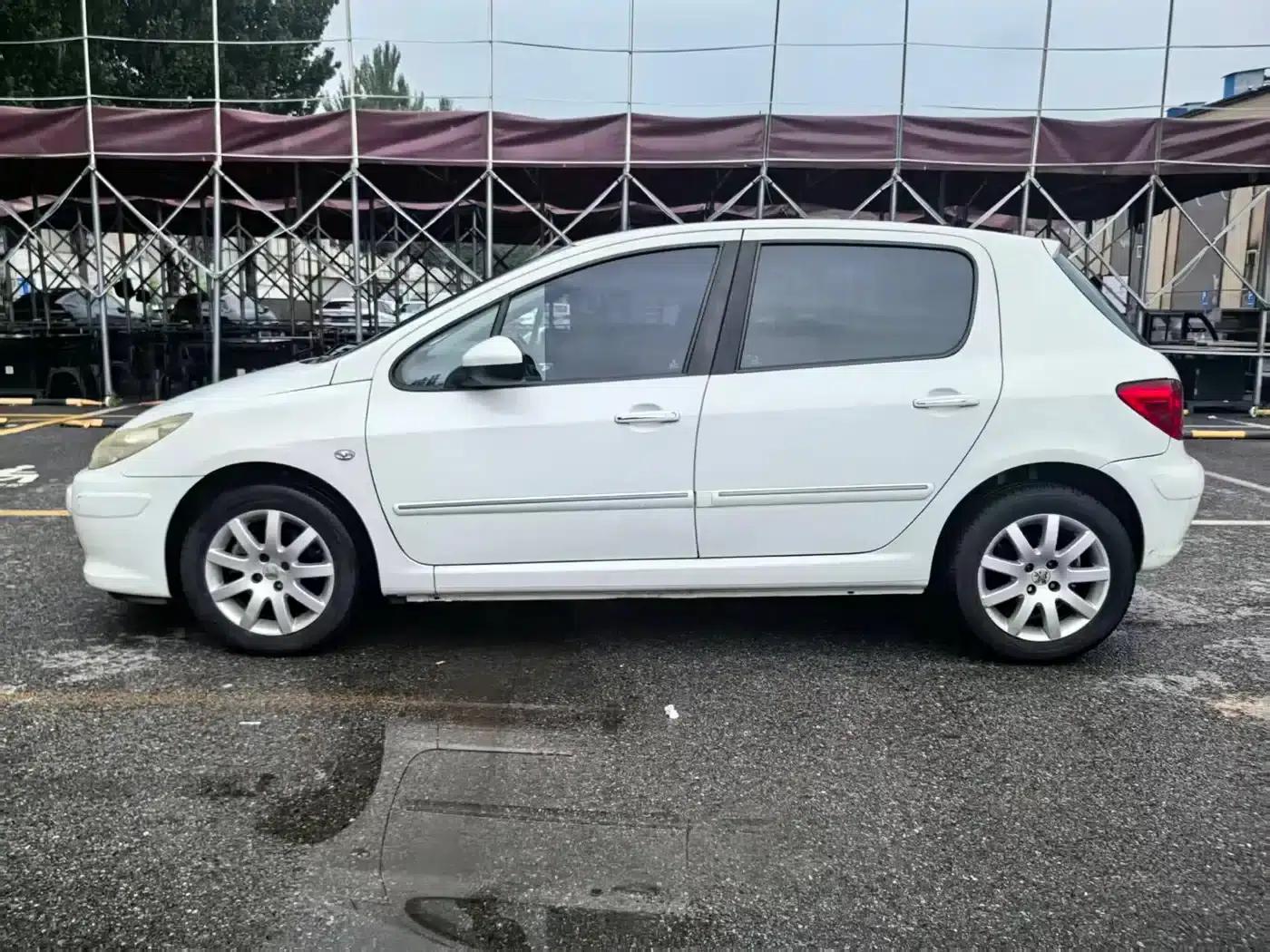 Peugeot 307 2013 Hatchback 1.6L Automatic Comfort Edition — миниатюра 12