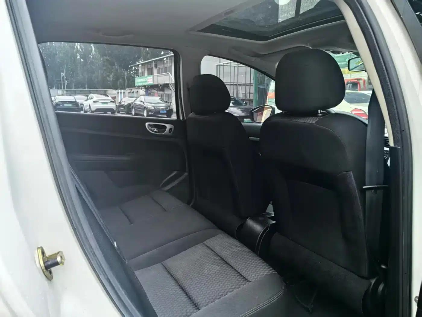 Peugeot 307 2013 Hatchback 1.6L Automatic Comfort Edition — миниатюра 9