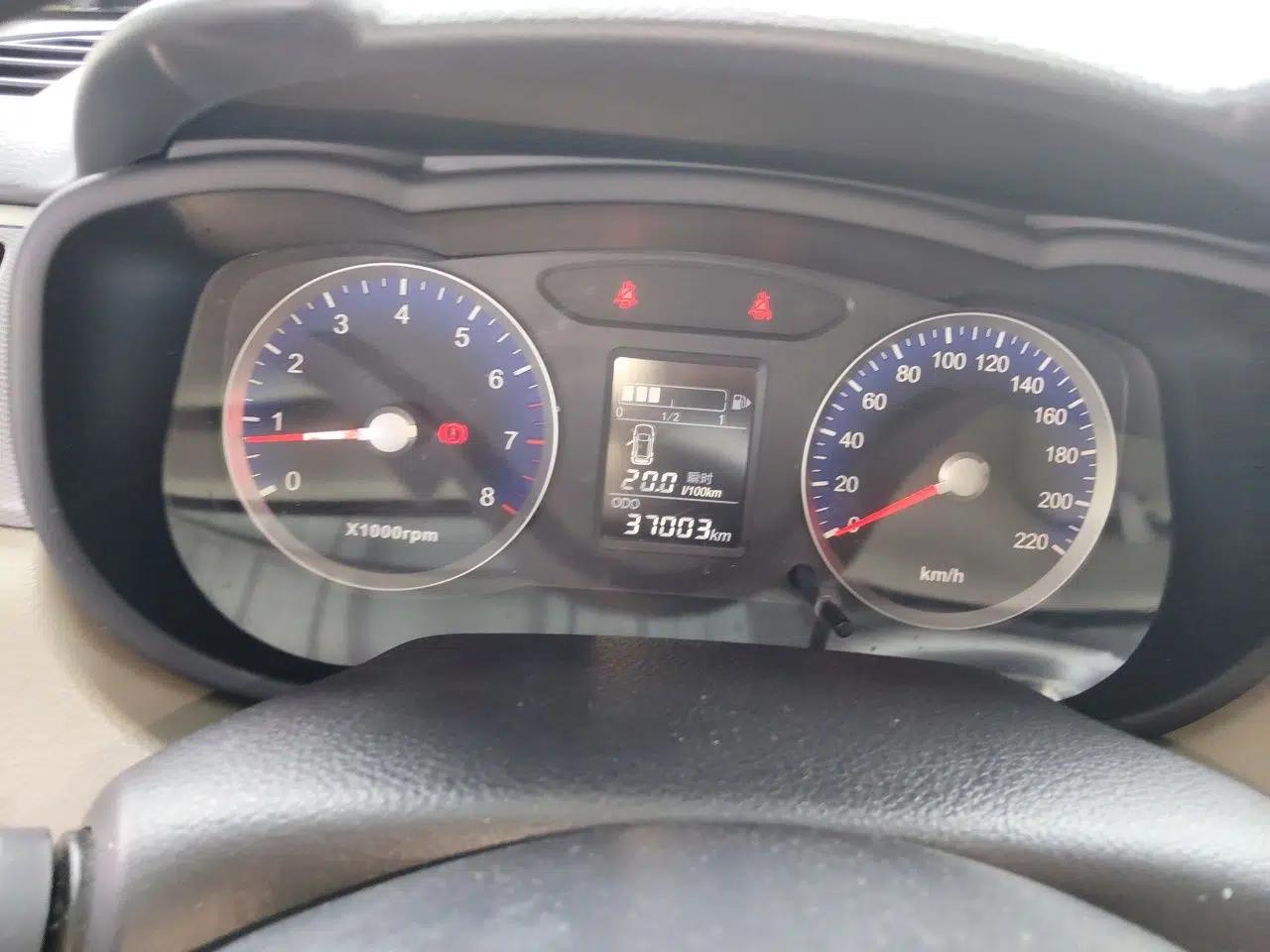 Venucia R50 2015 1.6L Manual Fashion Edition — миниатюра 11