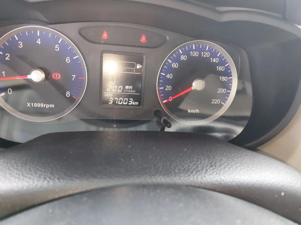Venucia R50 2015 1.6L Manual Fashion Edition — миниатюра 12