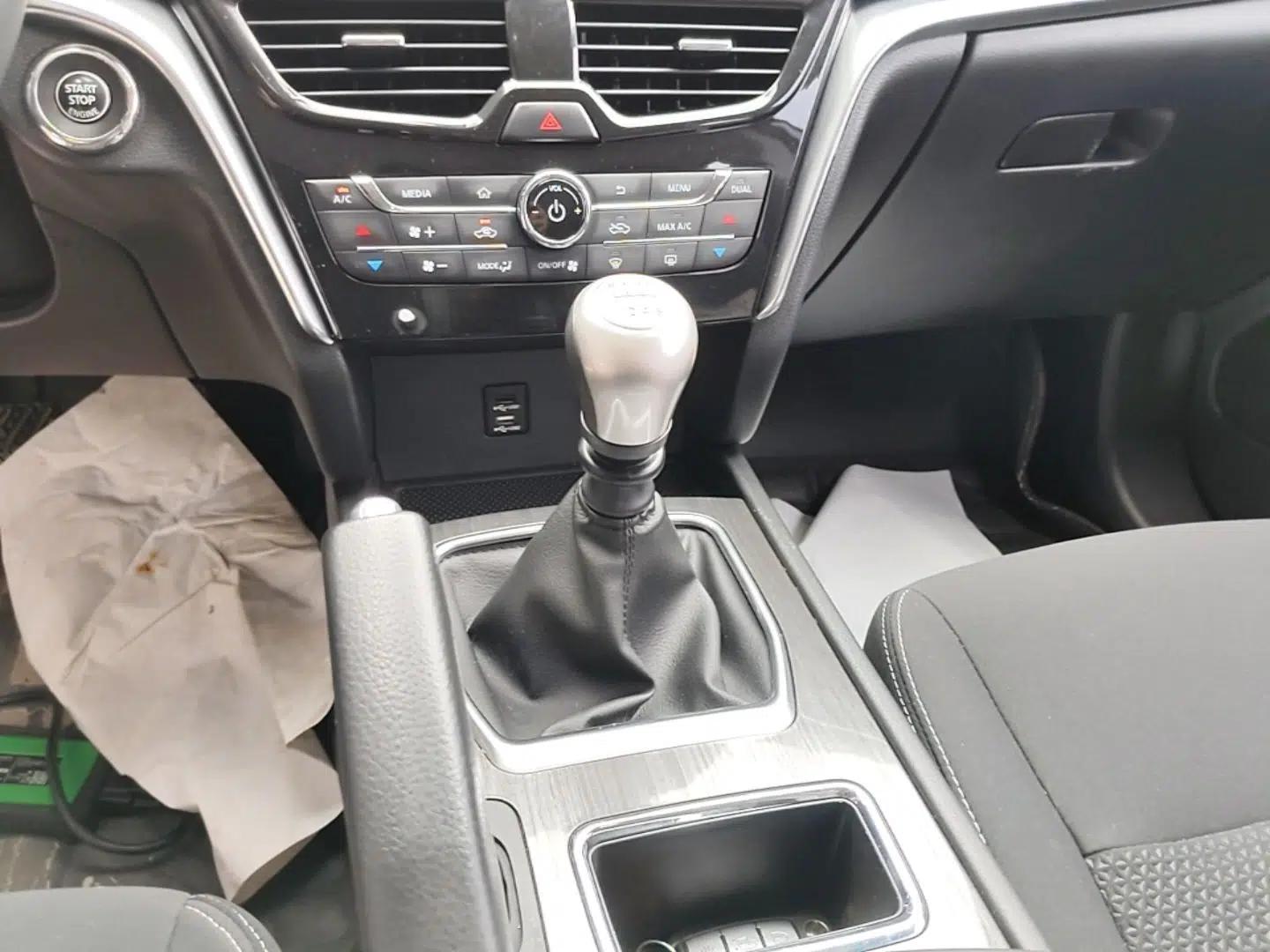 Venucia T90 2017 2.0L Manual Fashion Edition — миниатюра 16
