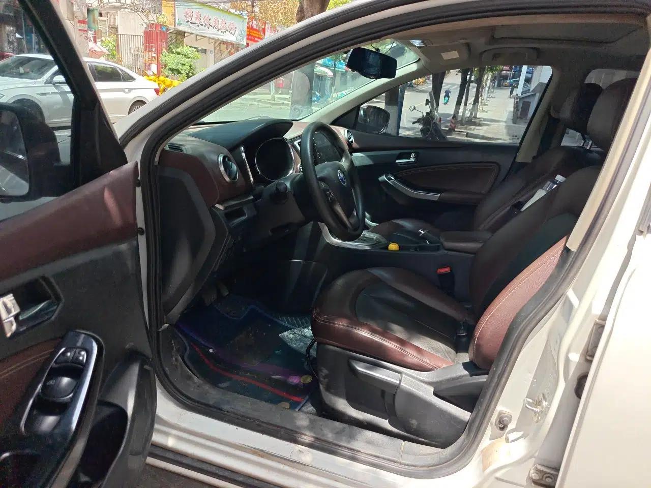 Venucia T70X 2016 2.0L CVT SmartFun Sport Edition — миниатюра 16