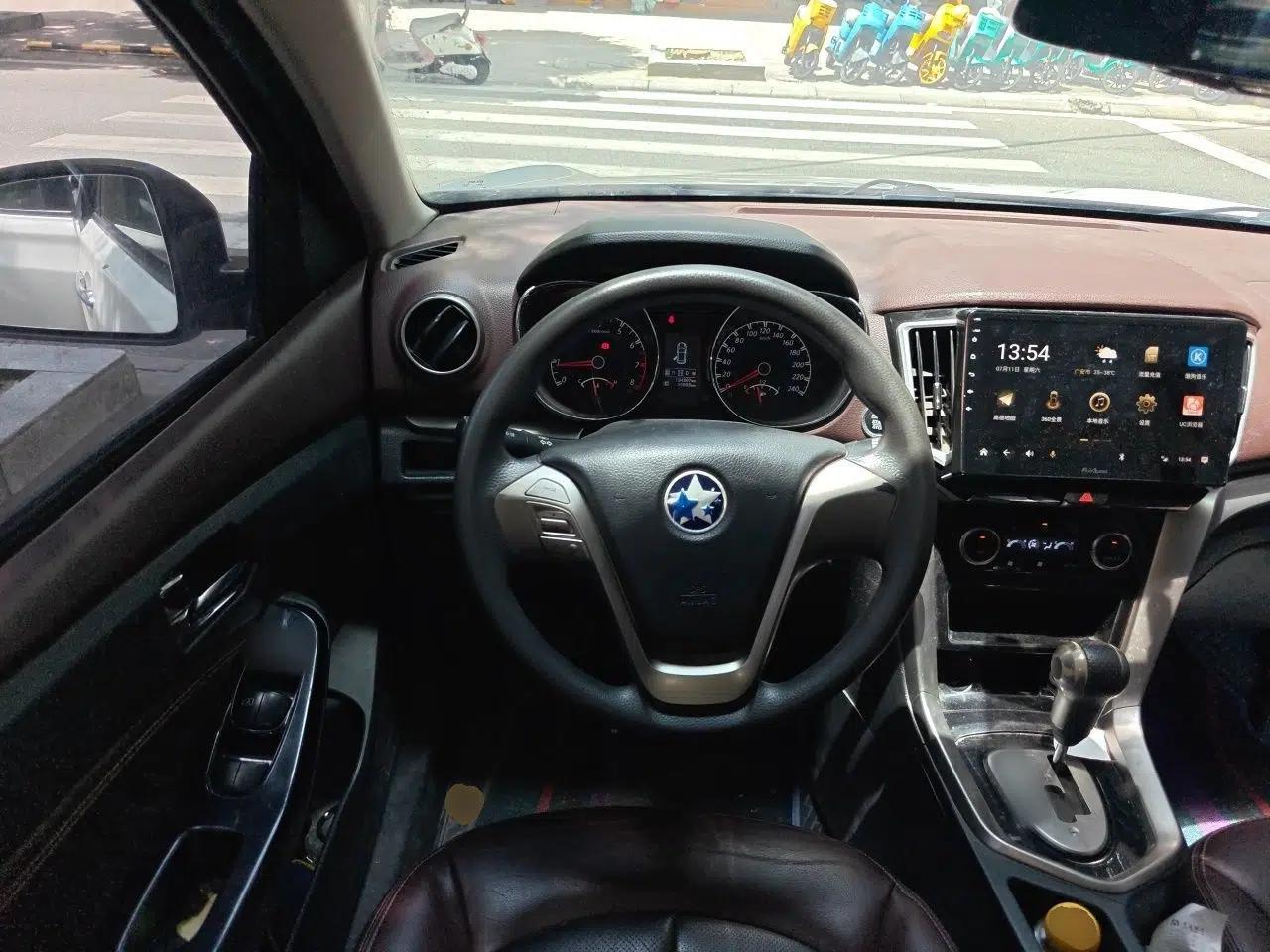 Venucia T70X 2016 2.0L CVT SmartFun Sport Edition — миниатюра 10