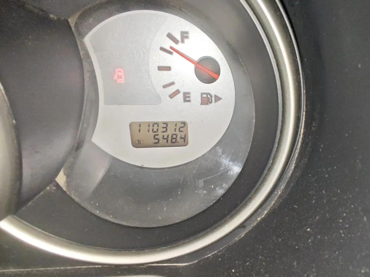 Nissan Livina 2010 Jingyue Edition 1.6L Manual All-Around Model — миниатюра 12