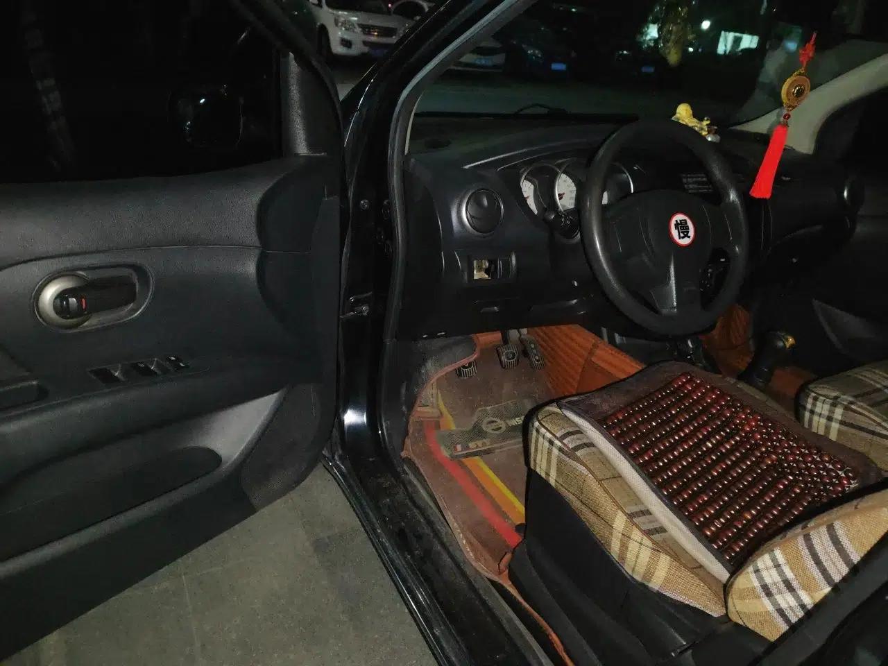 Nissan Livina 2010 Jingyue Edition 1.6L Manual All-Around Model — миниатюра 16