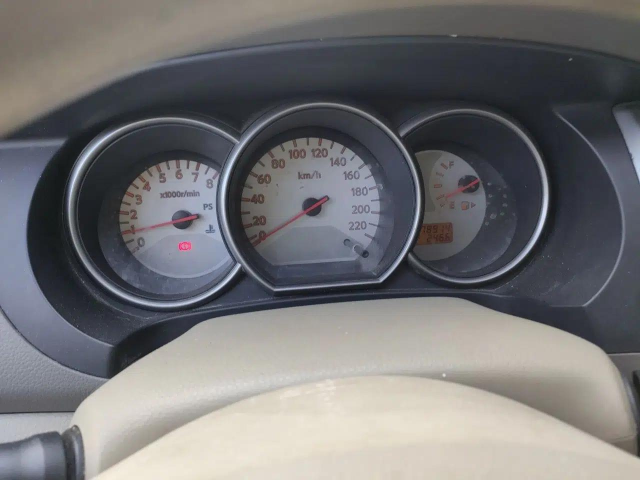 Nissan Livina 2010 Jingyue Edition 1.6L Manual All-Around Model — миниатюра 11