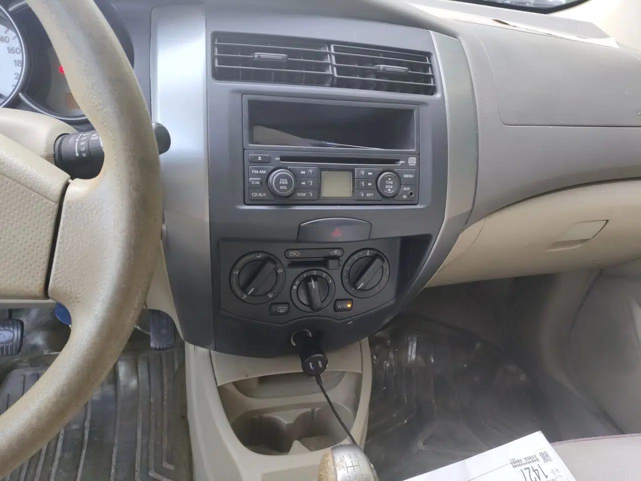 Nissan Livina 2010 Jingyue Edition 1.6L Manual All-Around Model — миниатюра 13