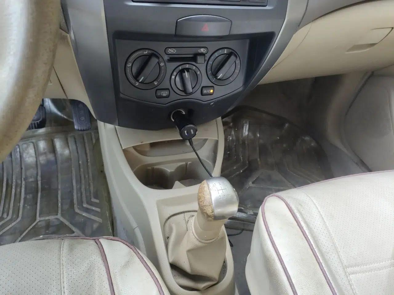 Nissan Livina 2010 Jingyue Edition 1.6L Manual All-Around Model — миниатюра 14
