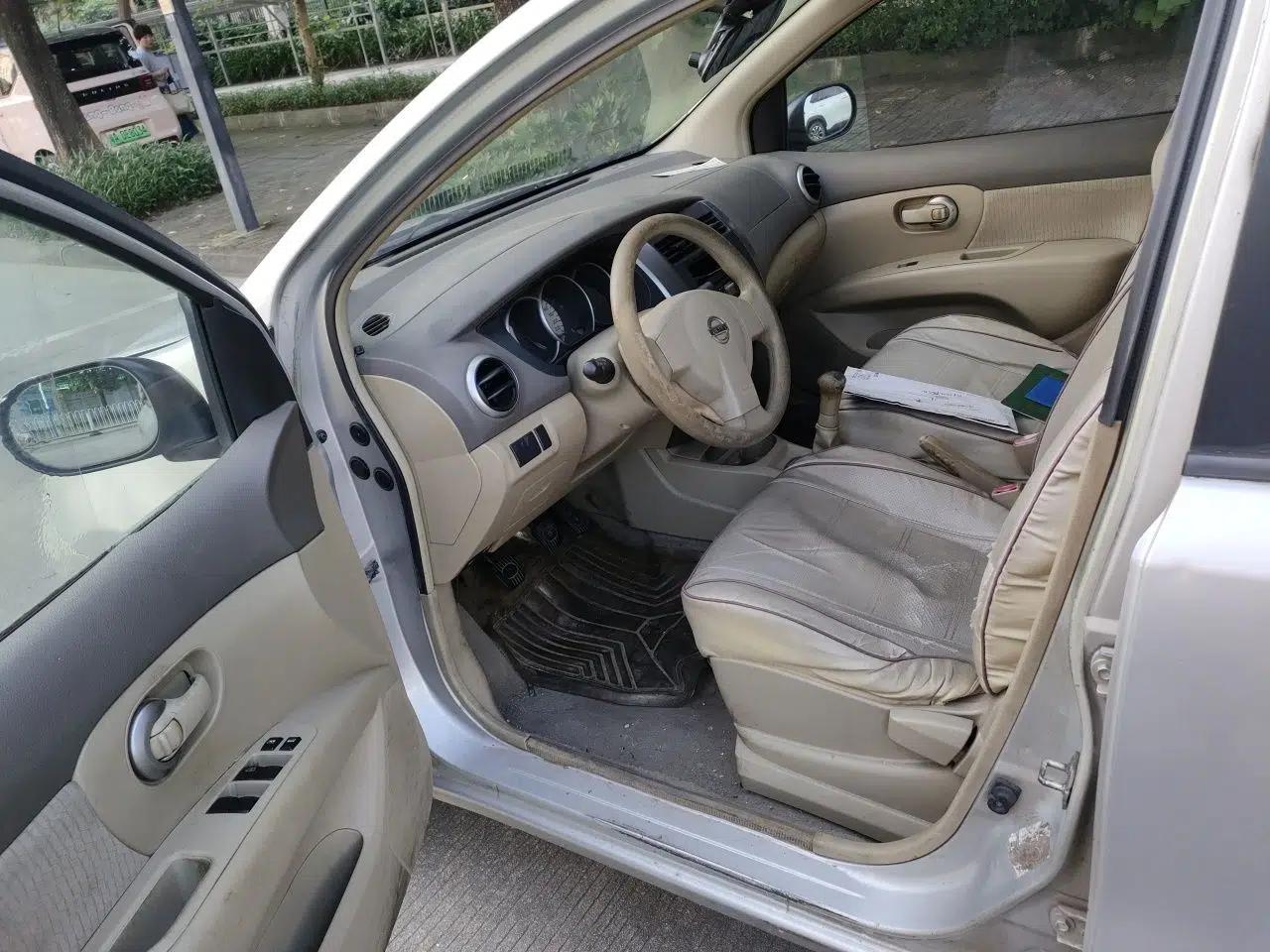 Nissan Livina 2010 Jingyue Edition 1.6L Manual All-Around Model — миниатюра 16