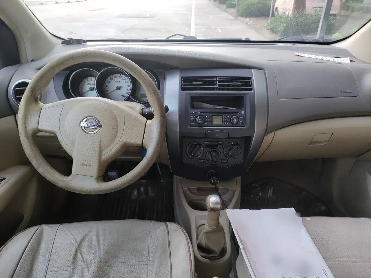 Nissan Livina 2010 Jingyue Edition 1.6L Manual All-Around Model — миниатюра 9