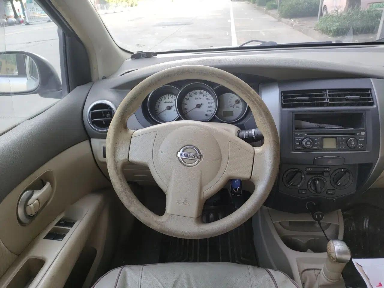 Nissan Livina 2010 Jingyue Edition 1.6L Manual All-Around Model — миниатюра 10