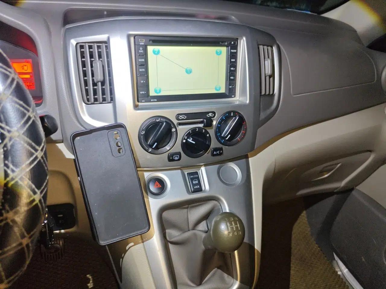 Nissan NV200 2014 1.6L Manual Luxury Model China IV Standard — миниатюра 13