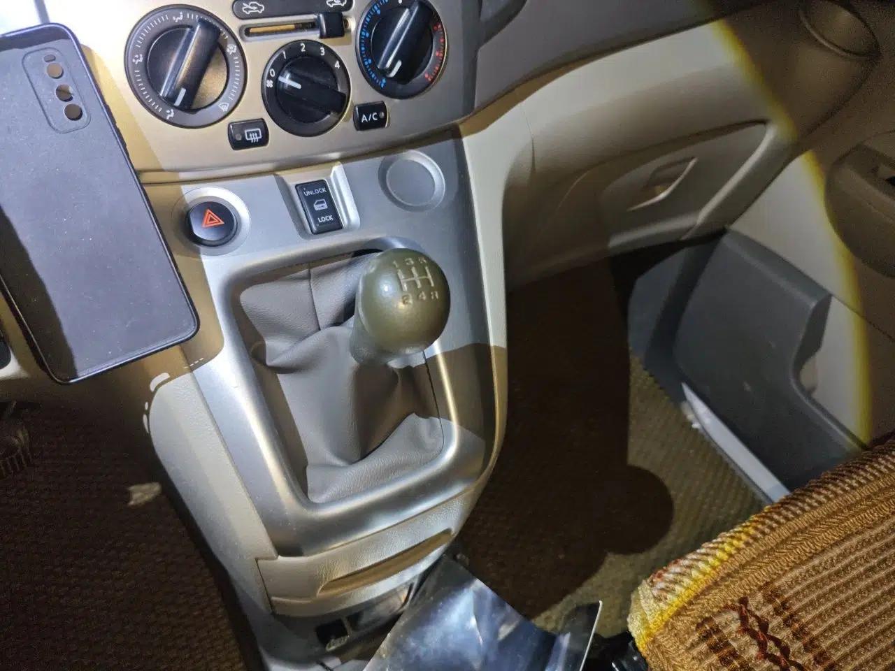 Nissan NV200 2014 1.6L Manual Luxury Model China IV Standard — миниатюра 14