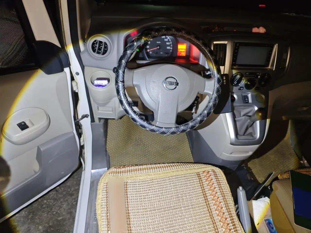 Nissan NV200 2014 1.6L Manual Luxury Model China IV Standard — миниатюра 10