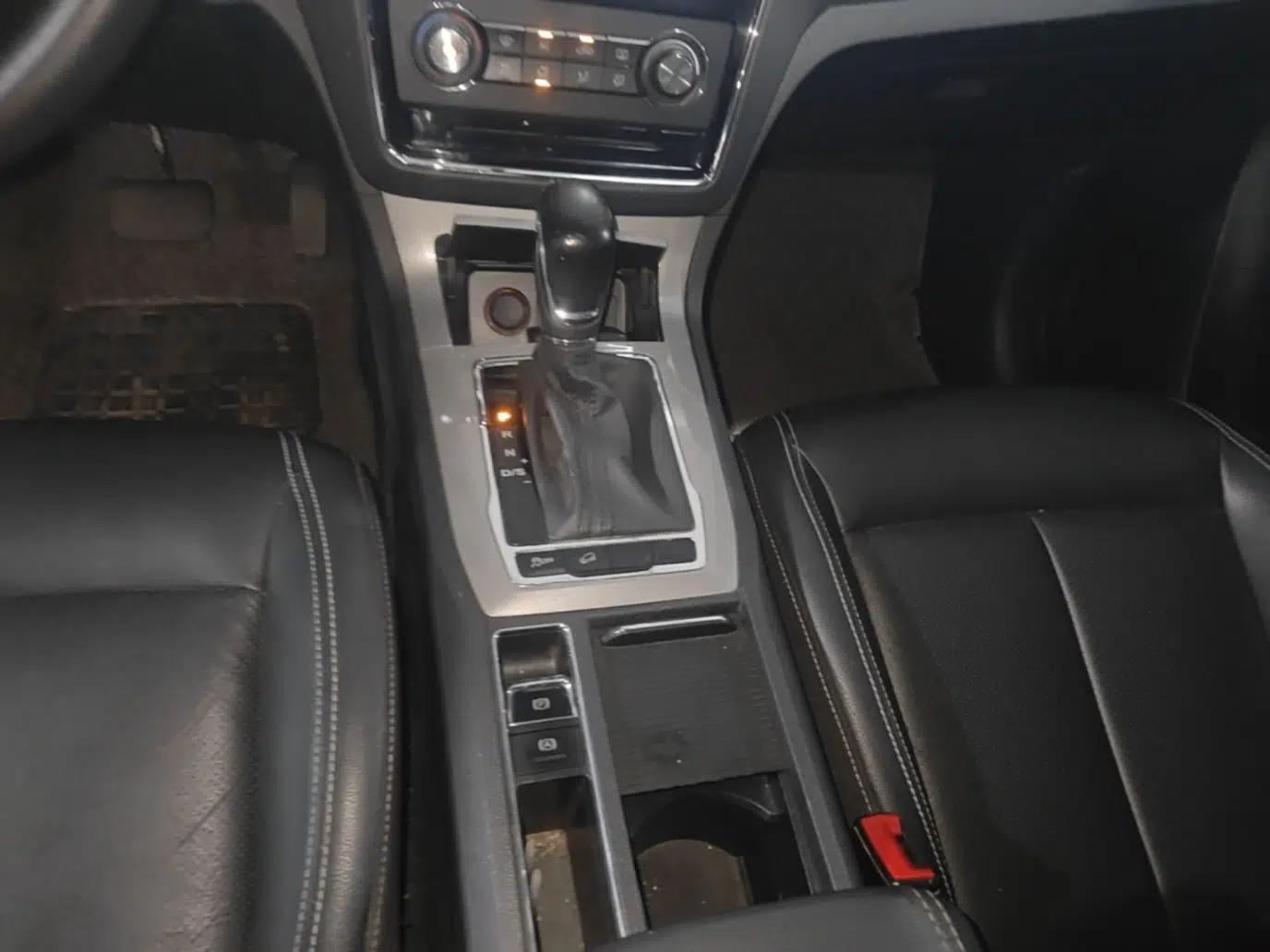 Roewe RX5 2016 20T Two-Wheel Drive Automatic Flagship Edition — миниатюра 16