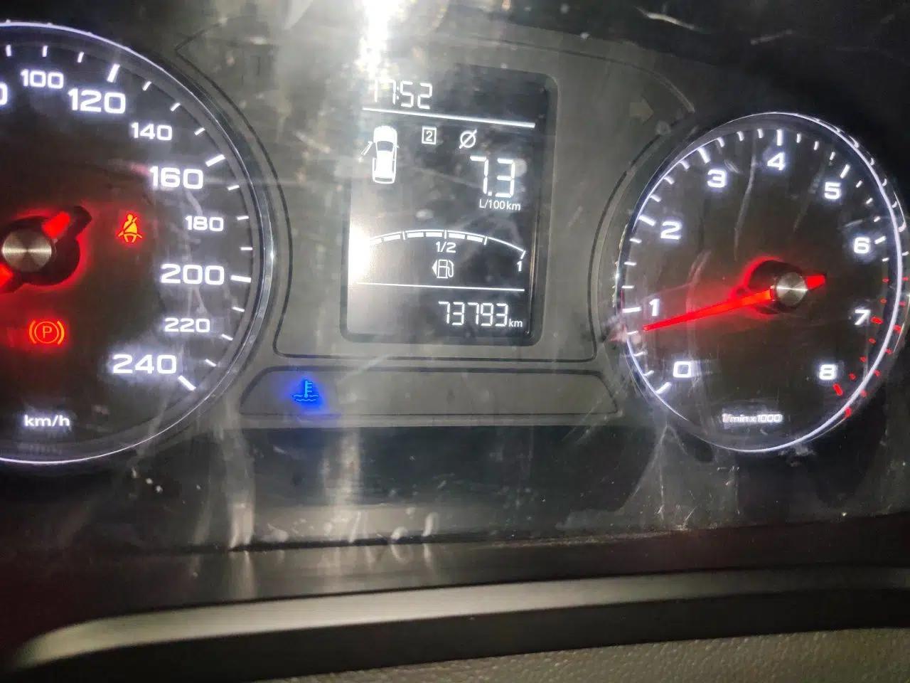 Roewe RX5 2016 20T Two-Wheel Drive Manual Flagship Edition — миниатюра 12