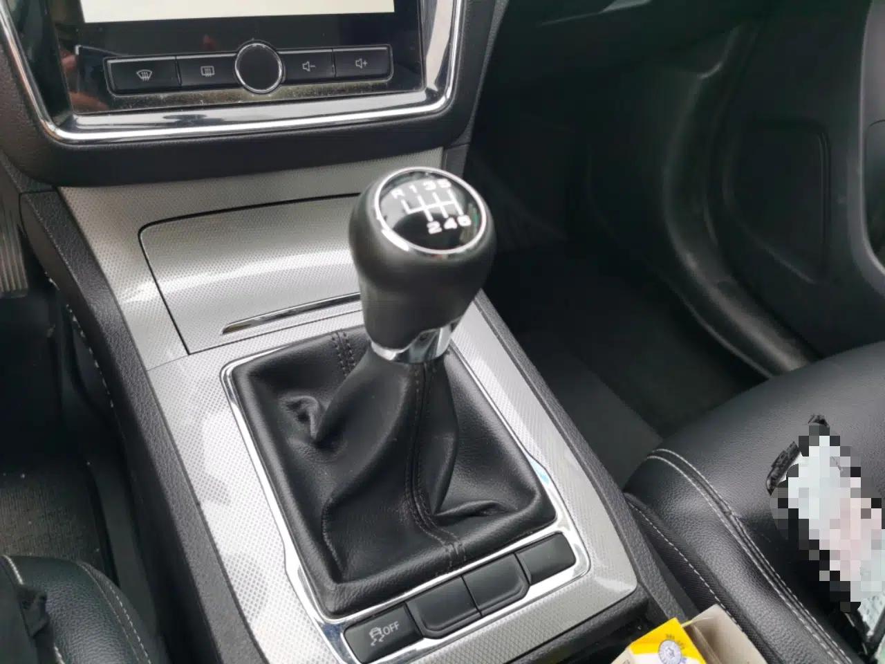 Roewe RX5 2018 20T Two-Wheel Drive Manual Internet Smart Edition — миниатюра 14