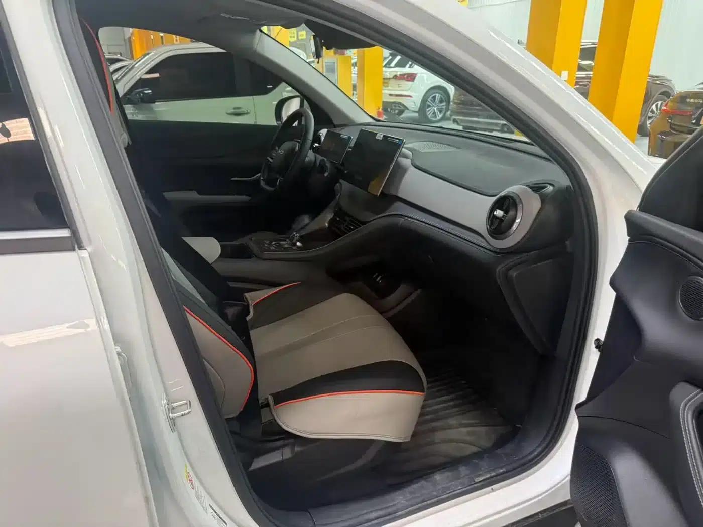 Hiace 05 DM-i 2025 DM-i 75KM Premium Edition — миниатюра 5
