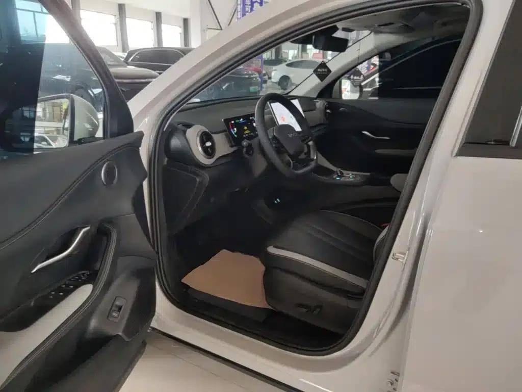 Hiace 05 DM-i 2025 DM-i 75KM Premium Edition — миниатюра 16