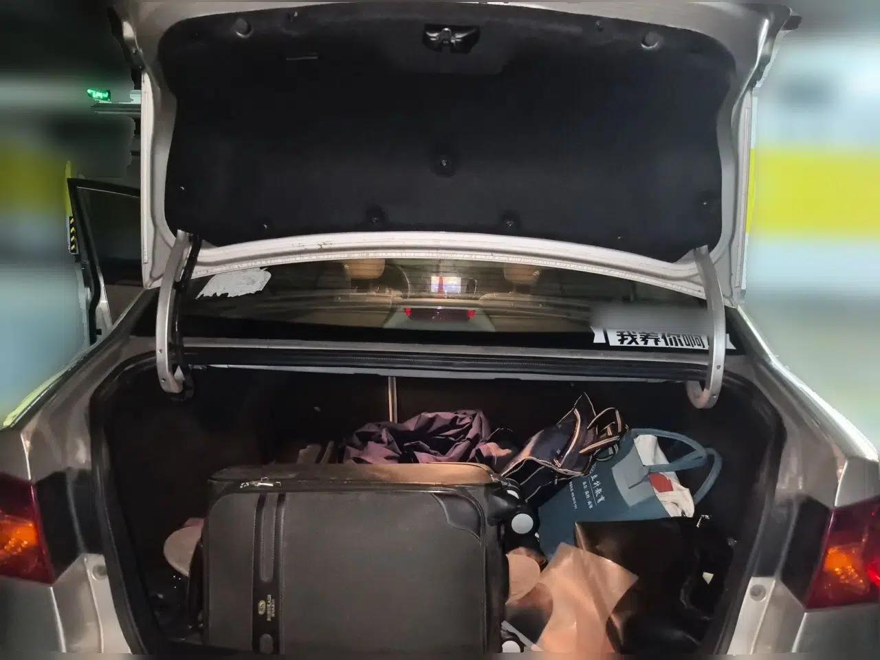 Roewe 350 2013 350C 1.5L Automatic Xunyue Edition — миниатюра 19