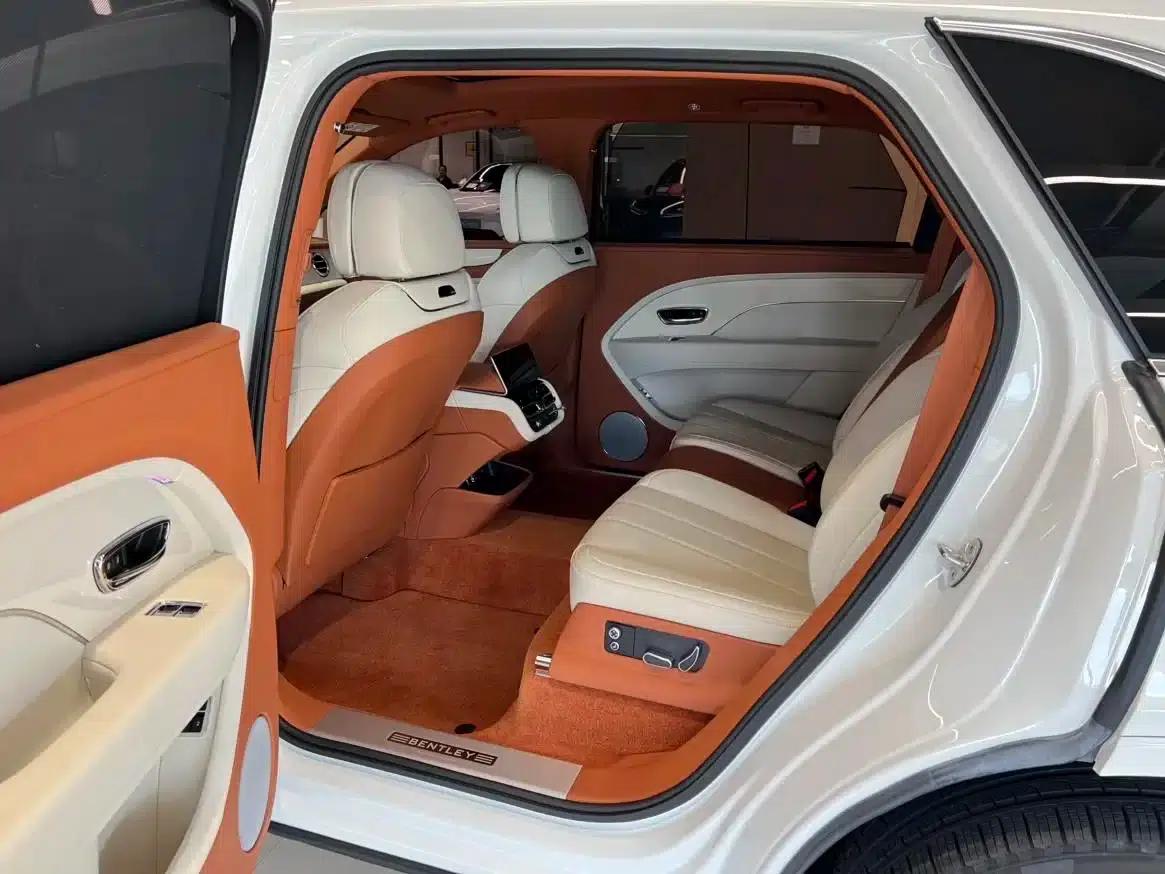 Bentayga 2024 4.0T V8 Long Wheelbase — миниатюра 11