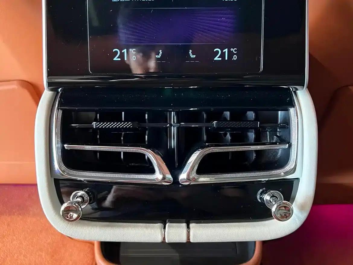 Bentayga 2024 4.0T V8 Long Wheelbase — миниатюра 13