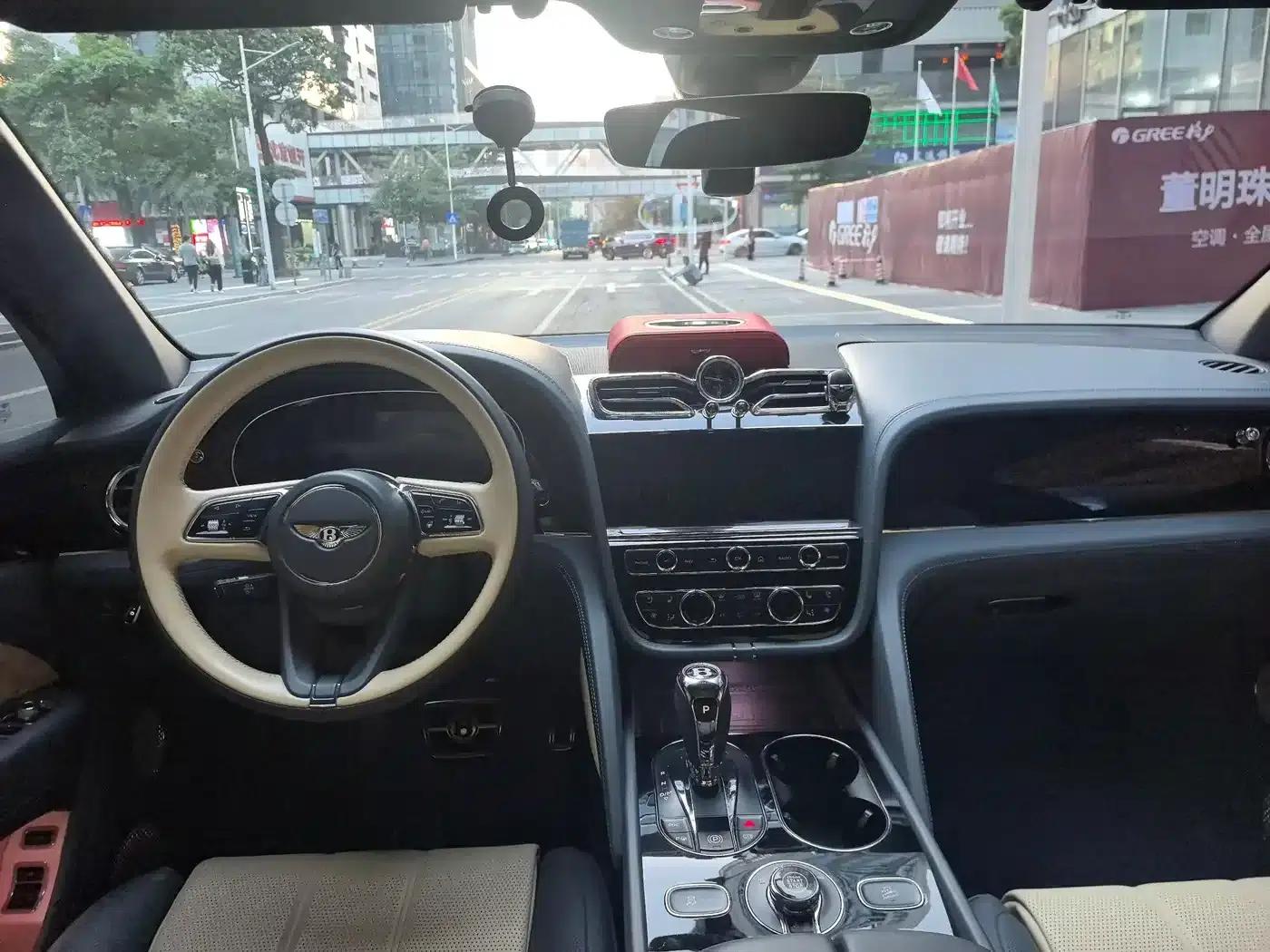 Bentayga 2022 4.0T V8 — миниатюра 10