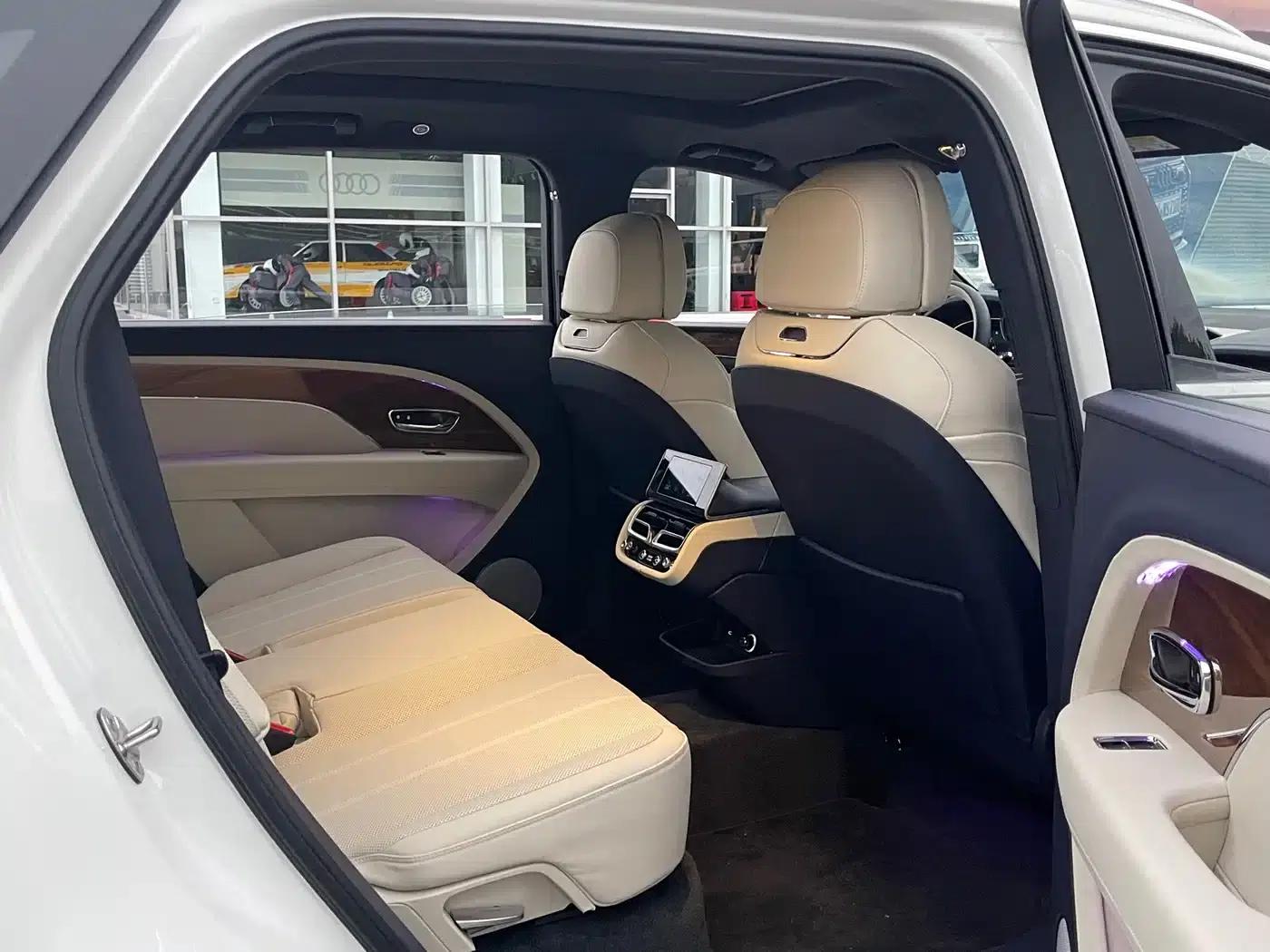 Bentayga 2026 4.0T V8 Long Wheelbase — миниатюра 17
