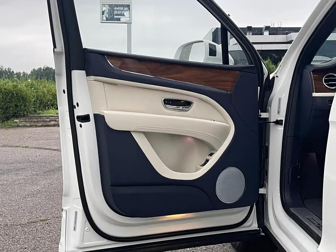 Bentayga 2026 4.0T V8 Long Wheelbase — миниатюра 6