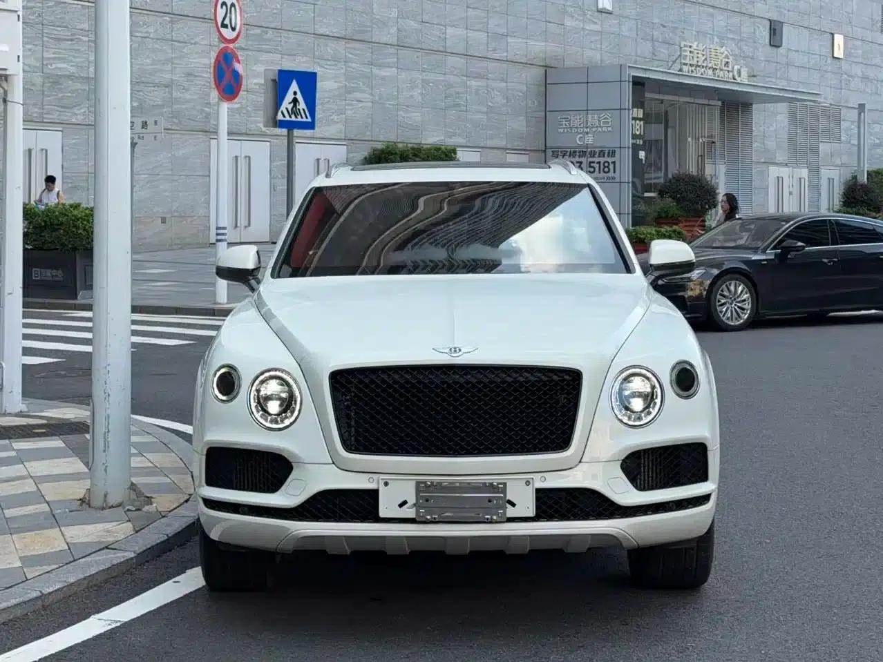 Bentayga 2018 4.0T V8 — миниатюра 2