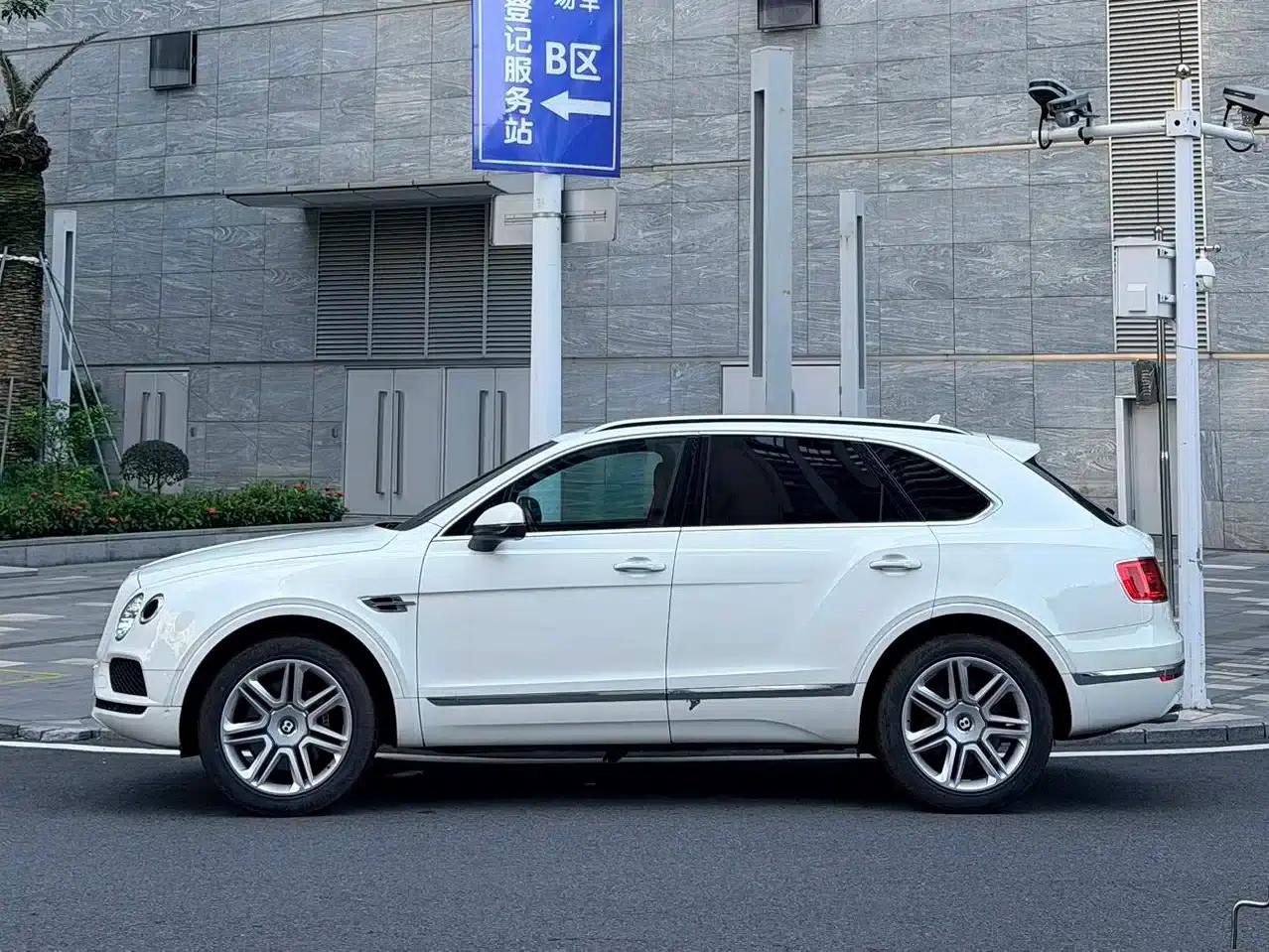 Bentayga 2018 4.0T V8 — миниатюра 3