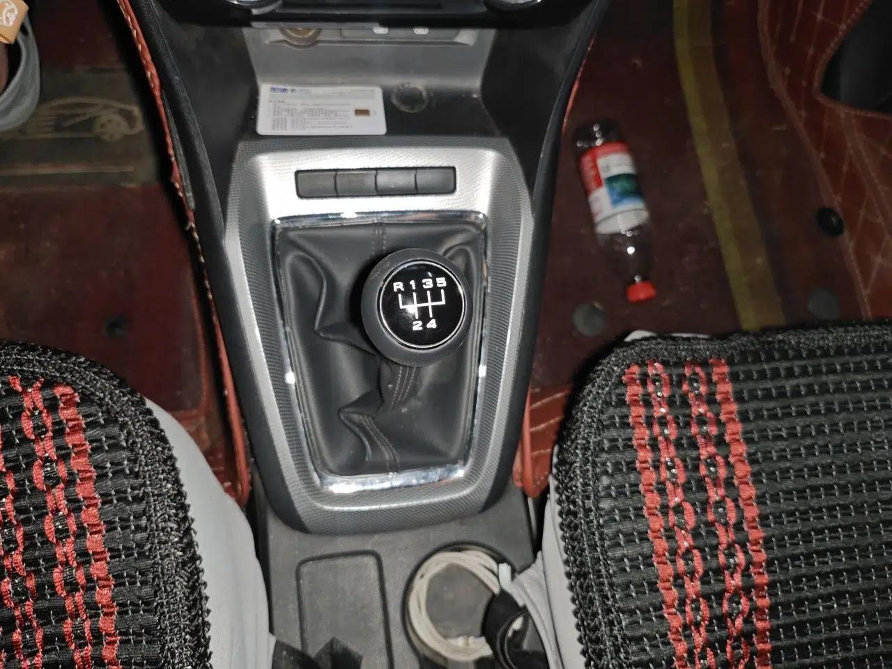 Roewe RX3 2020 1.6L Manual 4G Connect Super-Fresh Elite Edition — миниатюра 14