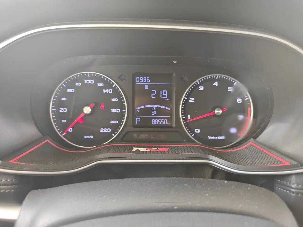 Roewe RX3 2020 1.6L CVT 4G Connected Ultra-Fun Elite Edition — миниатюра 11